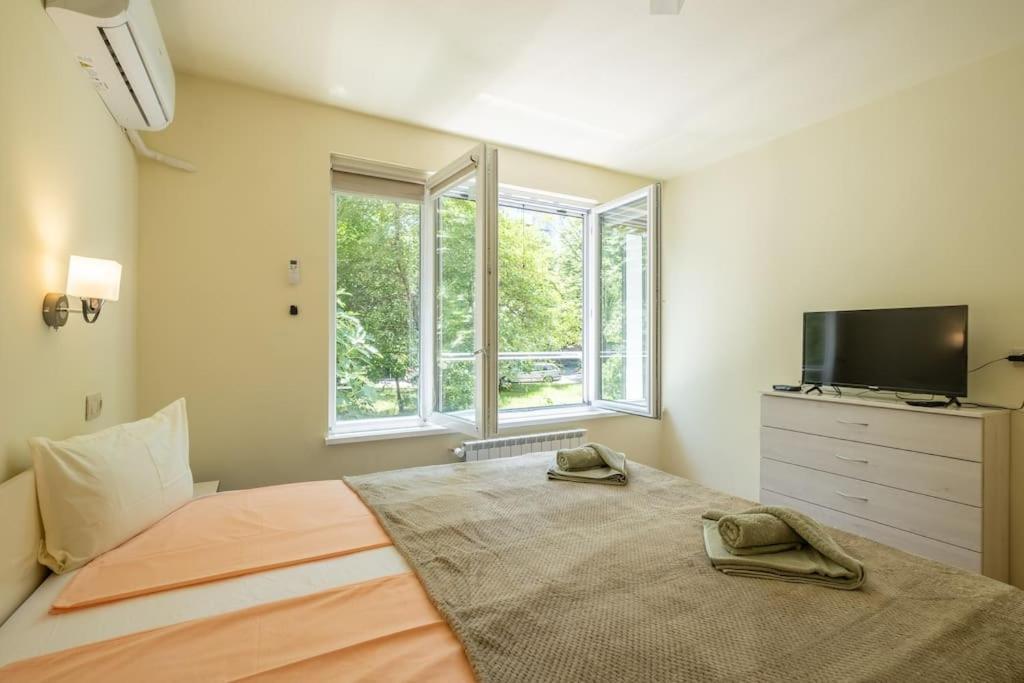 Top Location, Brand New 3 Bdrm Apt & Free Parking Sofía Exterior foto
