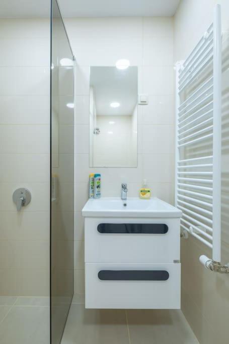 Top Location, Brand New 3 Bdrm Apt & Free Parking Sofía Exterior foto