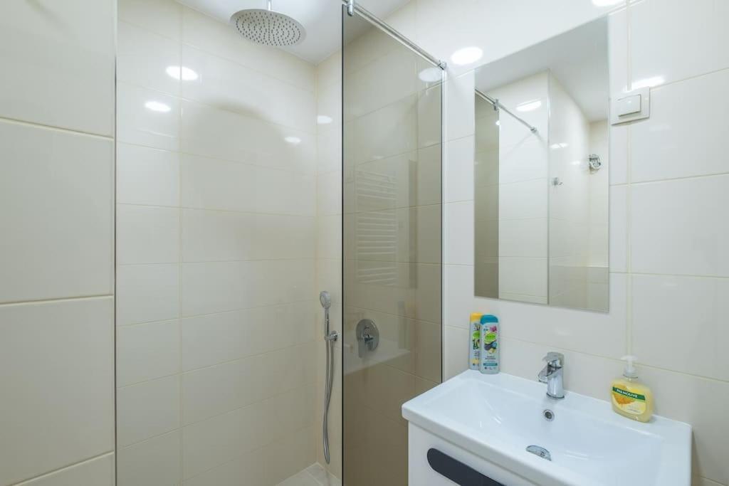Top Location, Brand New 3 Bdrm Apt & Free Parking Sofía Exterior foto