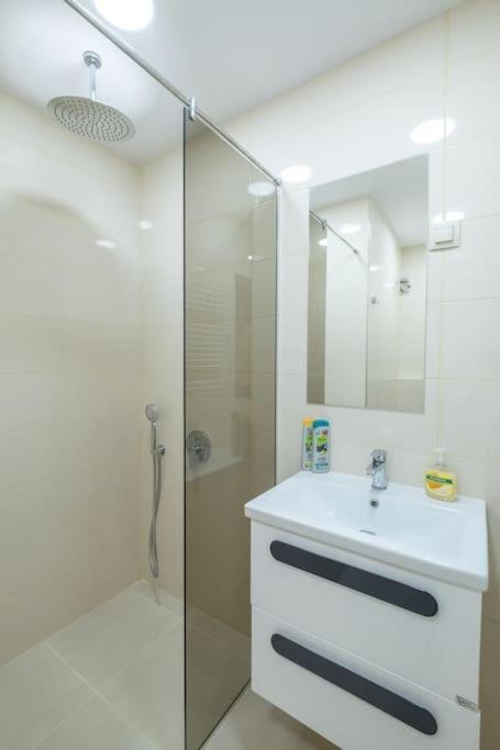 Top Location, Brand New 3 Bdrm Apt & Free Parking Sofía Exterior foto