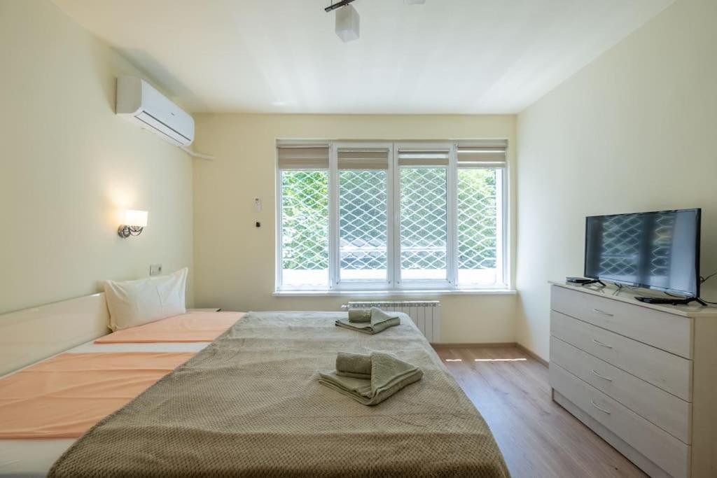 Top Location, Brand New 3 Bdrm Apt & Free Parking Sofía Exterior foto