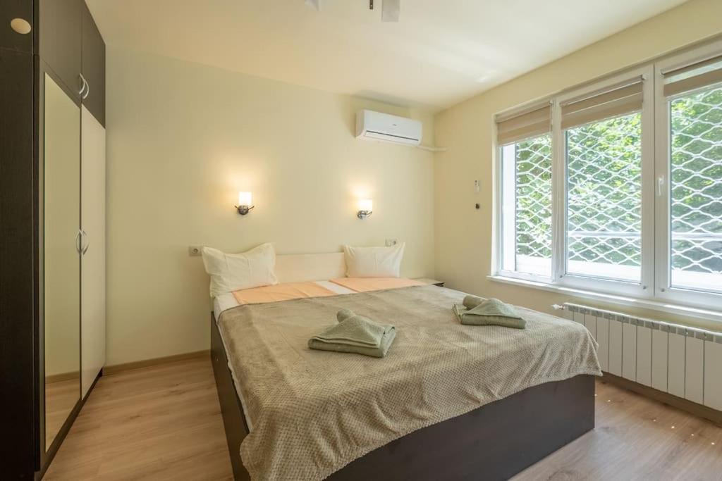 Top Location, Brand New 3 Bdrm Apt & Free Parking Sofía Exterior foto
