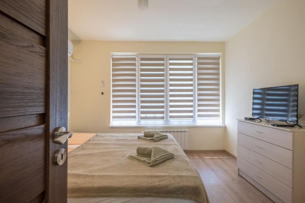 Top Location, Brand New 3 Bdrm Apt & Free Parking Sofía Exterior foto