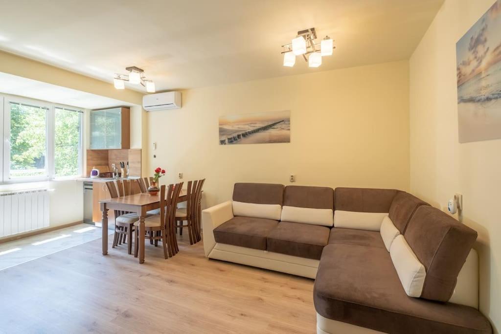 Top Location, Brand New 3 Bdrm Apt & Free Parking Sofía Exterior foto